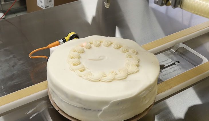 Automatic Cake Icing Decorating Machine: Ideal for Business Bakeries